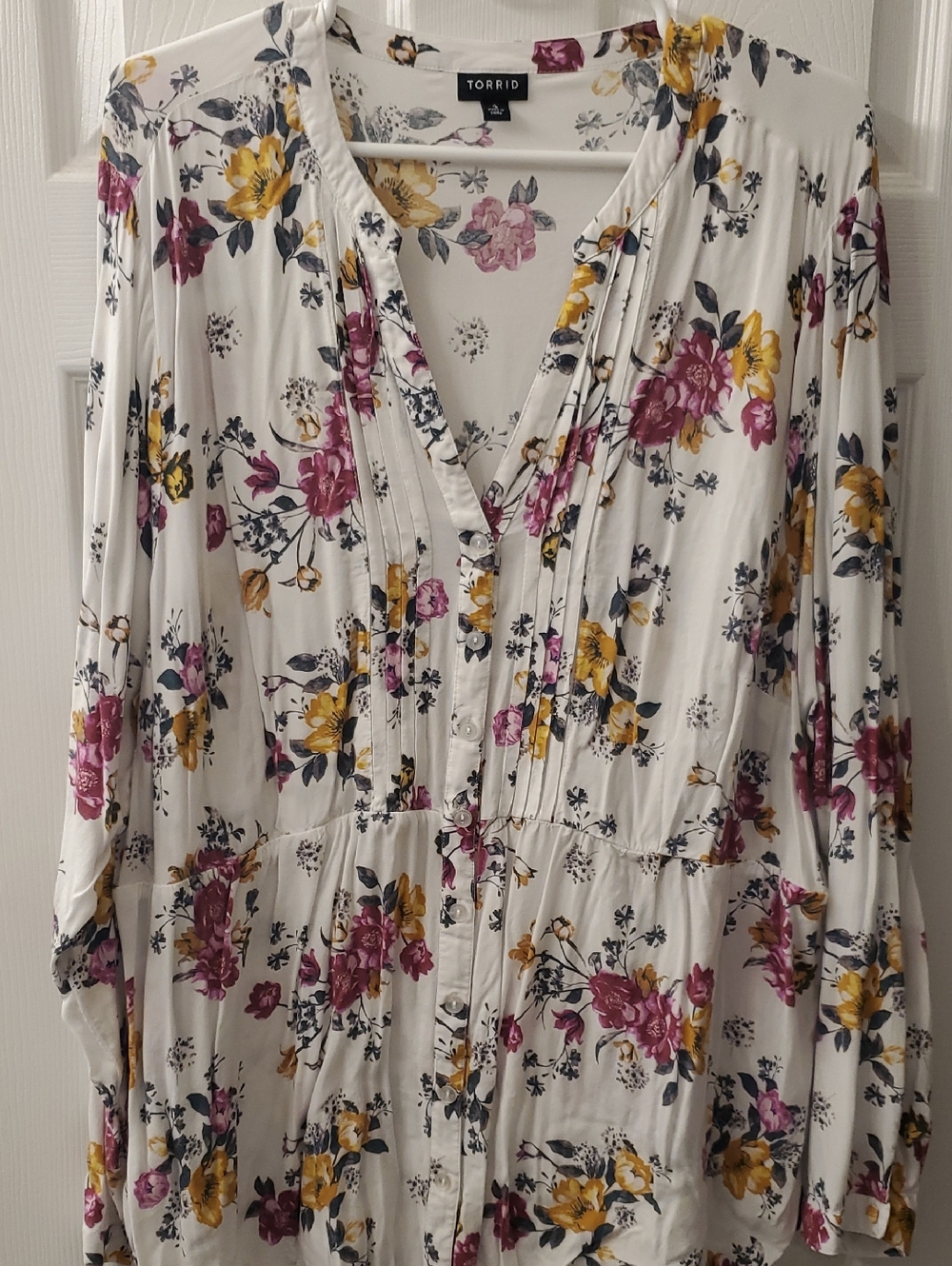 torrid White Floral Button-Front V-Neck Pintuck Blouse